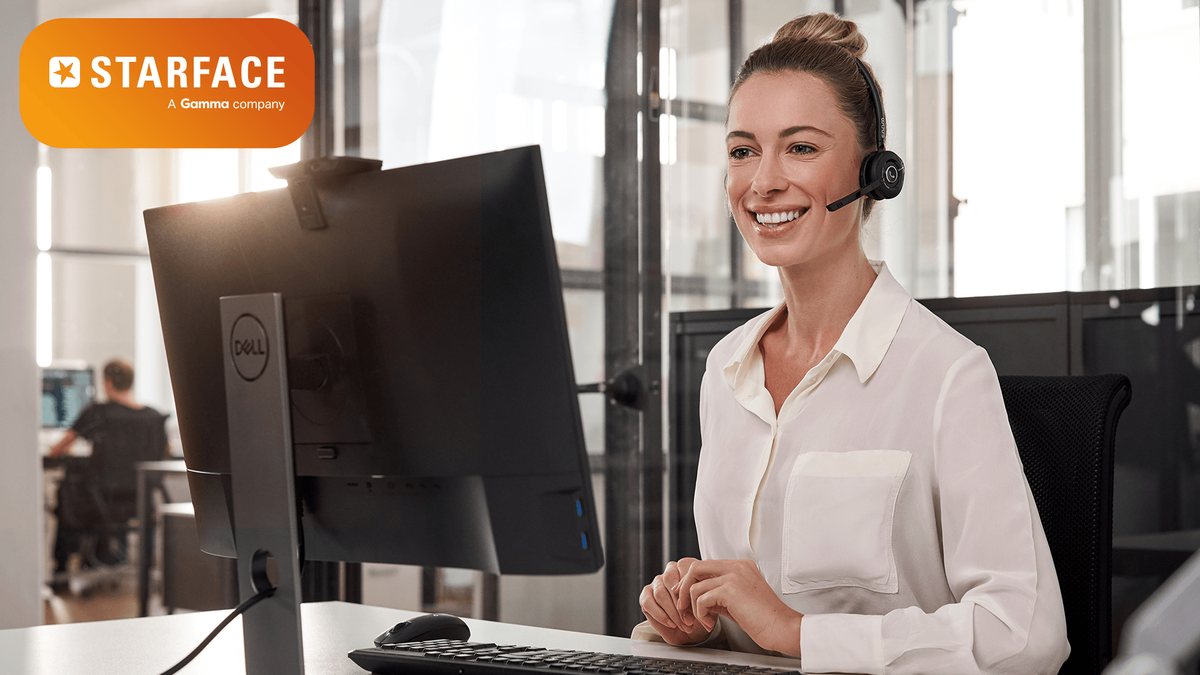 Anwenderin nutzt die STARFACE-Telefonanlage mit Headset am Bildschirm